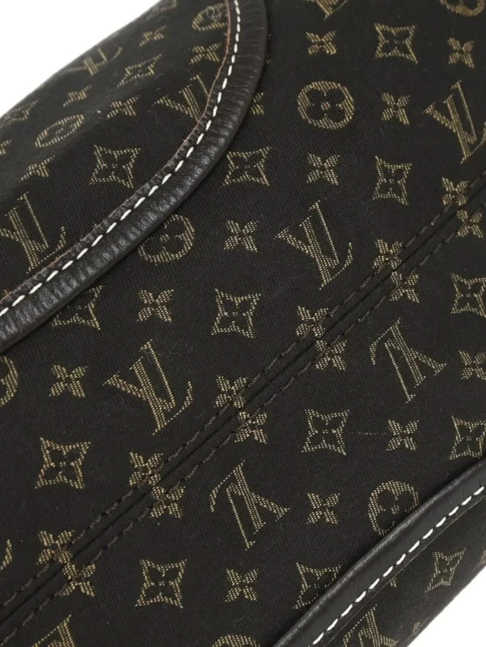 Louis Vuitton outside 	a+